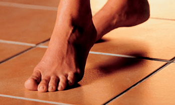 walking barefoot as the cause of the appearance of the fungus on the skin of the foot